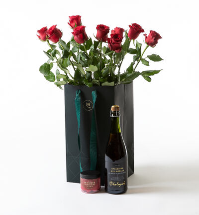 Lange røde roser i gavepose med bobler og sjokolade